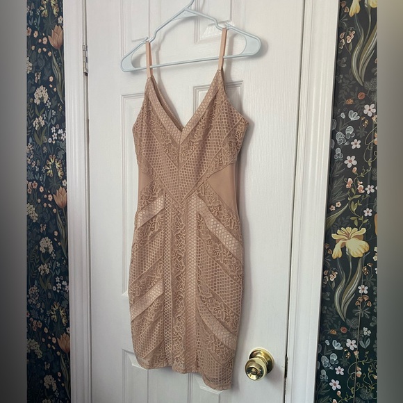 🌸GUESS🌸 bodycon nude sleeveless lace dress - Picture 5 of 12